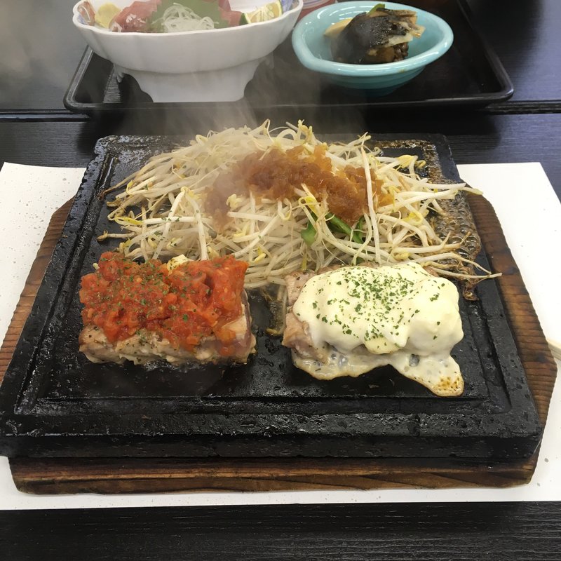 マグロステーキ、チーズ＆トマト(浜茶屋)