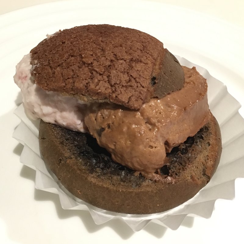 ダブルクリーム（ストロベリーパンナコッタ&ショコラ） ショコラ生地(マイクリームミッケ 池袋店 )