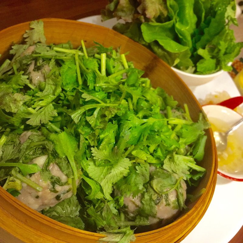 パクチー肉焼売の葉っぱ巻き(亜細亜的バル Xinchao （シンチャオ）)