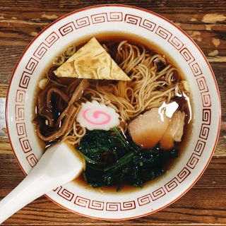 スープに絡む麺、昔ながらの中華そばを銀座で食す