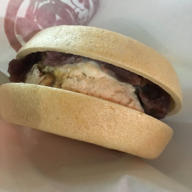 アイスもなか 黒みつきなこ(たいやき 神田達磨 新橋店 )