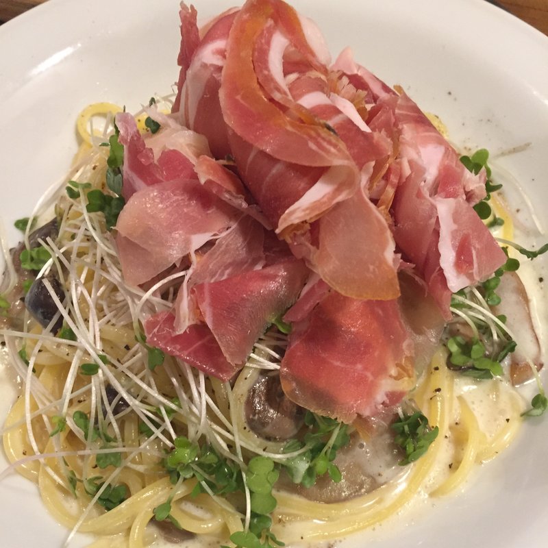 生ハムとスプラウトのクリームパスタ(Italian Kitchen VANSAN)