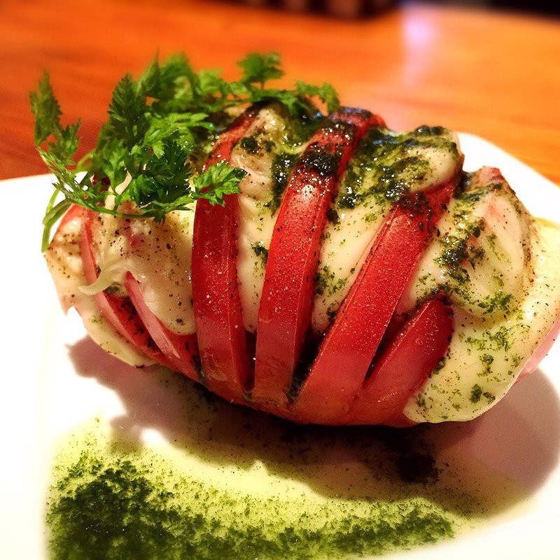 丸ごとトマトモッツァレラチーズ(M.E.S. Cafe & Bar)