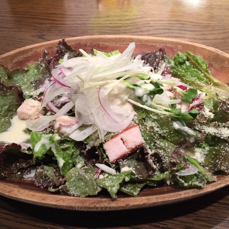 自家製スモークチキンのシーザーサラダ(FUKUROO. （梟）)