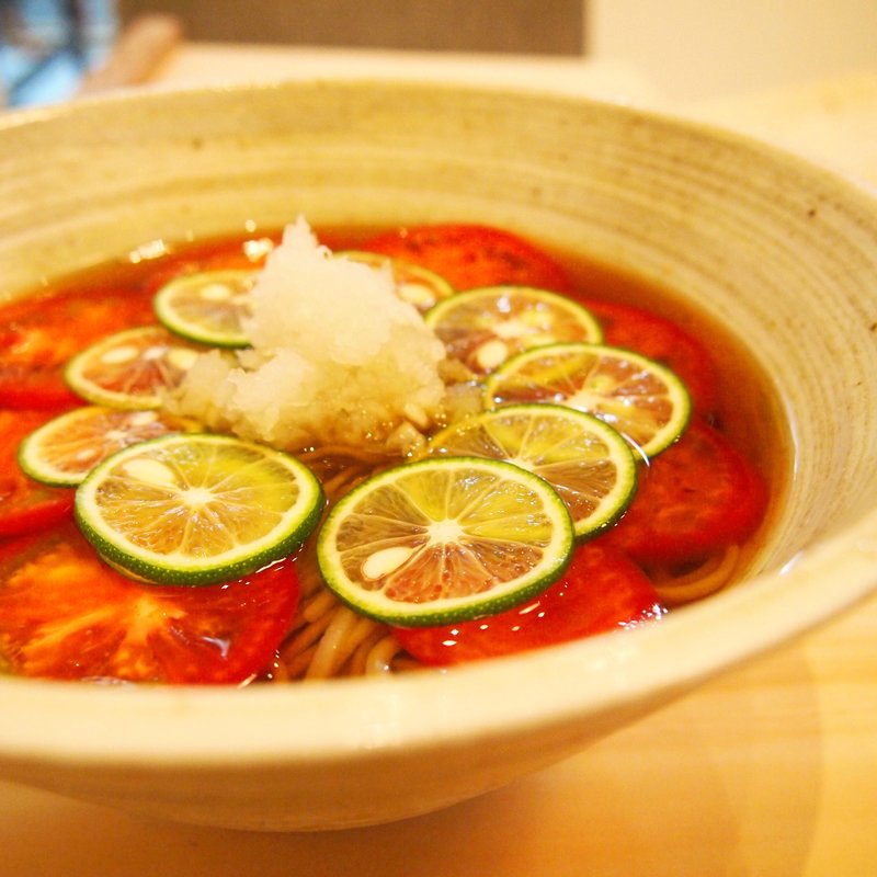トマトと酢橘の冷かけ蕎麦(蕎麦と鶏 はんさむ 下北沢)