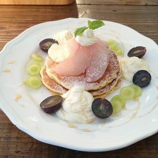 梨のコンポートと葡萄のパンケーキ(カフェ スイート ブロッサム （Cafe Sweet blossom）)