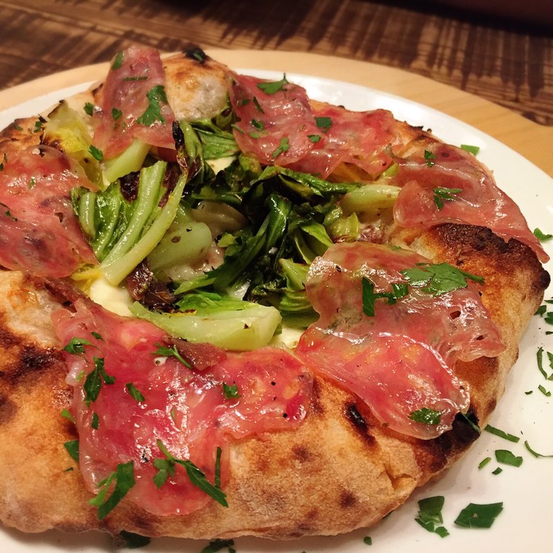 早生キャベツとプロシュートのピッツァ(ピッツェリア ニャーモ（pizzeriagnamo))