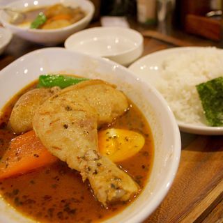 骨付きチキンのスープカレー(カレー食堂 心 下北沢店)