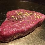 シャトーブリアン金粉乗せ(牛牛 西麻布 総本店 （ぎゅうぎゅう）)