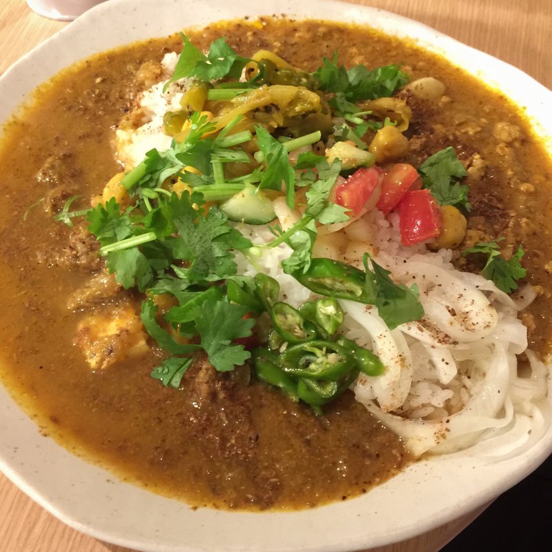 ラム肉と焼豆腐のカレーとキーマカレーのあいがけ(curry phakchi(パクチー))