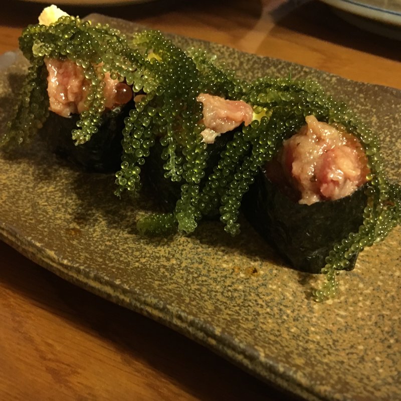 まぐろと海ぶどうの軍艦巻き(マグロ専門居酒屋ひとし)