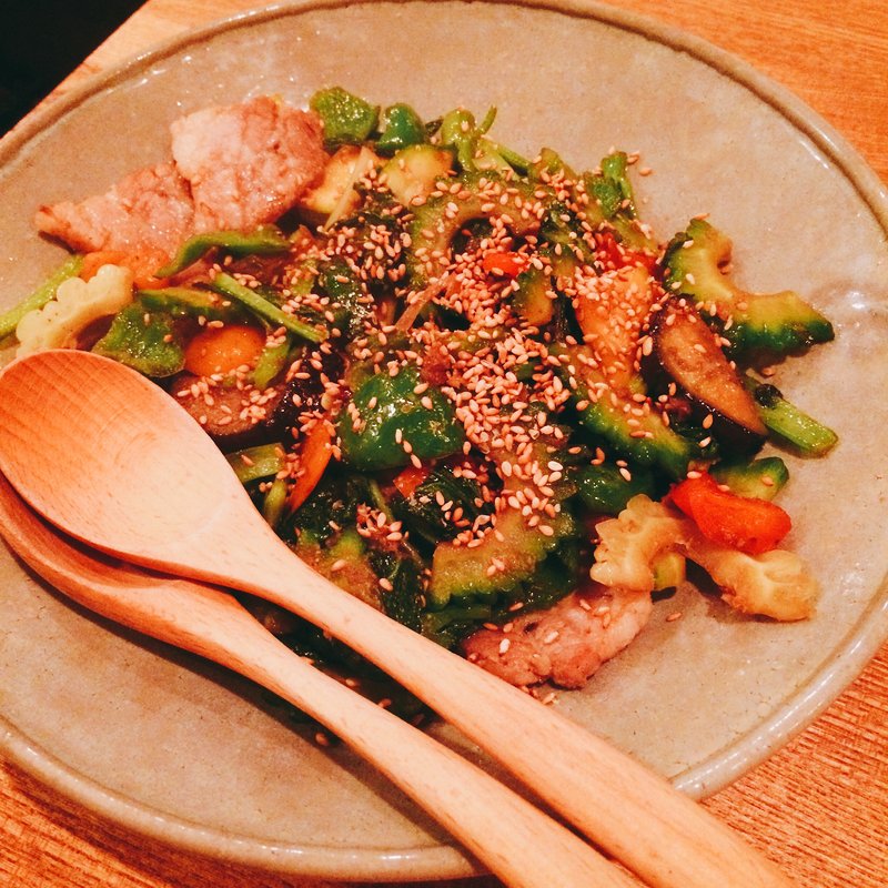 塩豚と旬野菜のゴーヤチャンプル(楽屋 SASAYA)