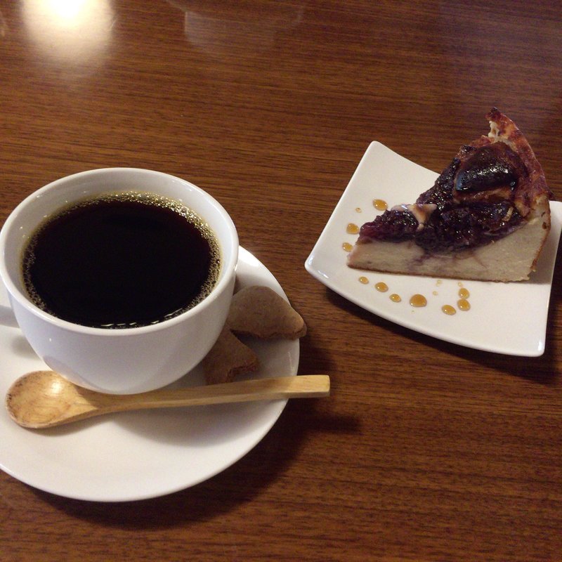 オーガニックコーヒーとイチジクの豆乳ヨーグルトケーキ(古民家Cafe Slow Life)