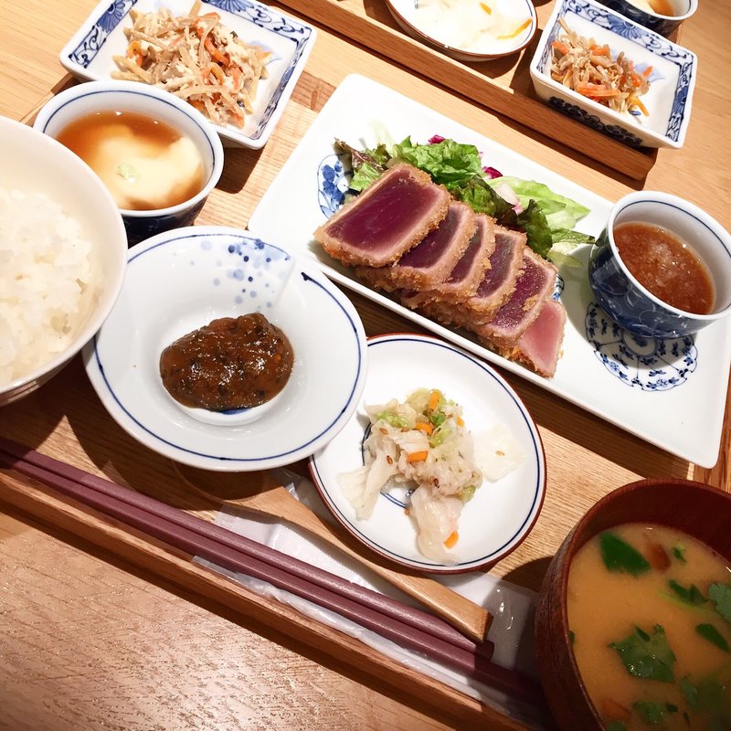 マグロのレアカツ御膳(小割烹おはし あきはばらりびんぐ )