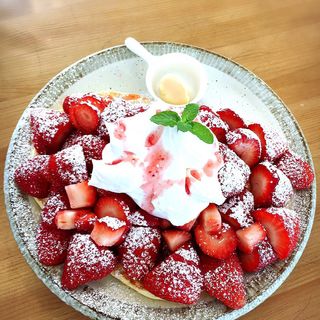 いちご山盛りパンケーキ(pancake cafe mahalo 藍住店 （パンケーキカフェ マハロ）)
