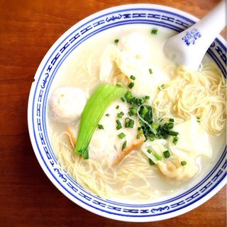 ワンタンつみれ麺(香港麺 新記)