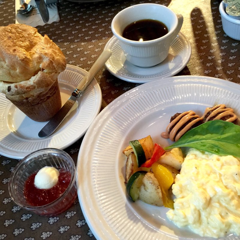 ふわふわスクランブルエッグとポップオーバー(キャボット・コーブ )