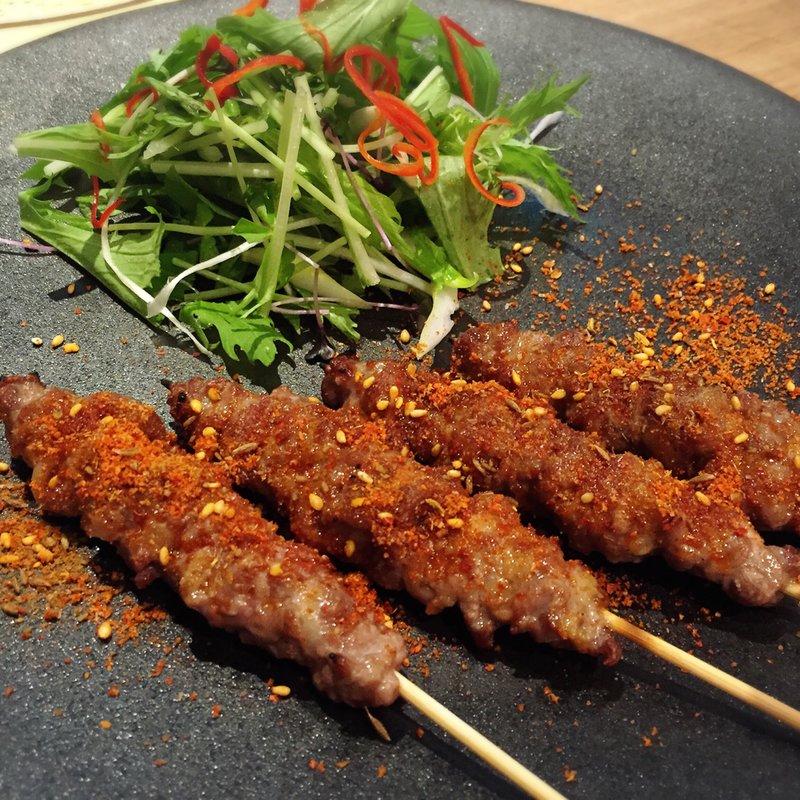 特製スパイスかけラム肉串・4本(凛丹 一碗居)