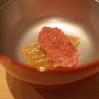 穴子の煮汁で炊いたフカヒレに鮪の中落ち(紀尾井町 三谷)
