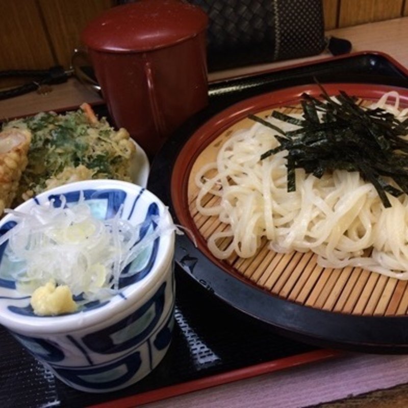 ざる細うどんにちくわ天と春菊天(ねぎどん )