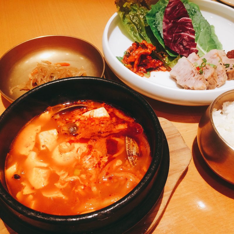  サム（包む）して食べる　スンドゥブチゲ  ミニポッサムセット(水刺齋（すらんじぇ）渋谷ヒカリエ)