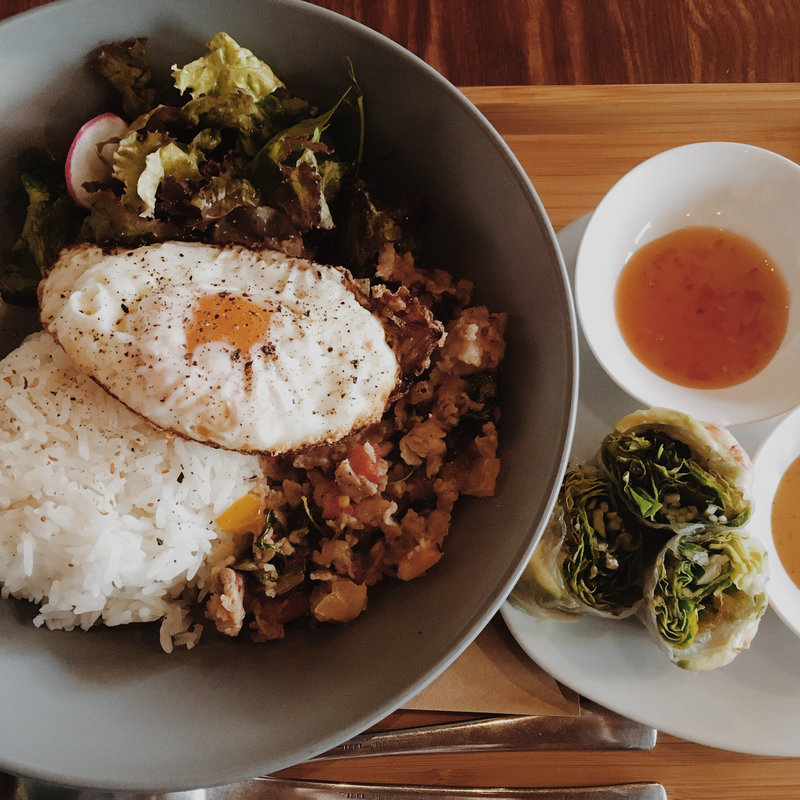 ガパオライスとエビとアボカドの生春巻き(VERSATILE （ヴァーサタイル）)