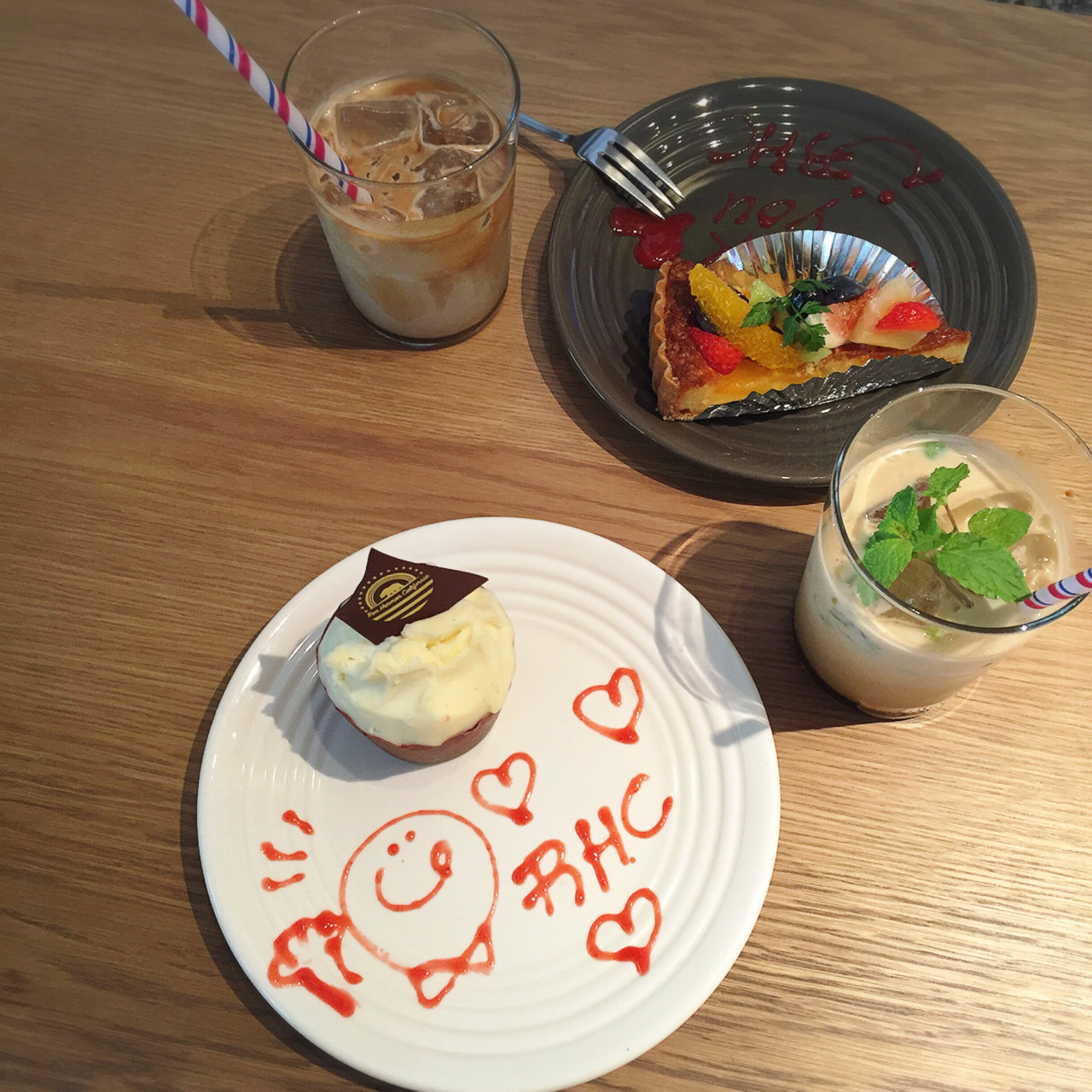 レッドベルベットケーキ Rhc Cafe 大阪店 アールエイチシーカフェ の口コミ一覧 おいしい一皿が集まるグルメコミュニティサービス Sarah