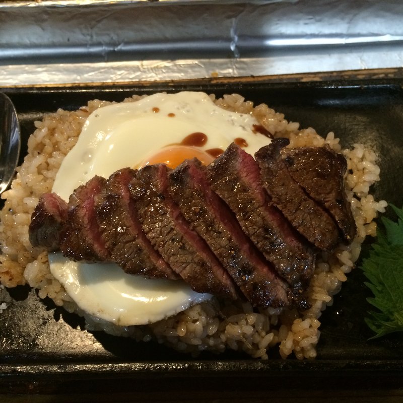 あか牛ガーリックライス(鉄板焼 まーぼー)