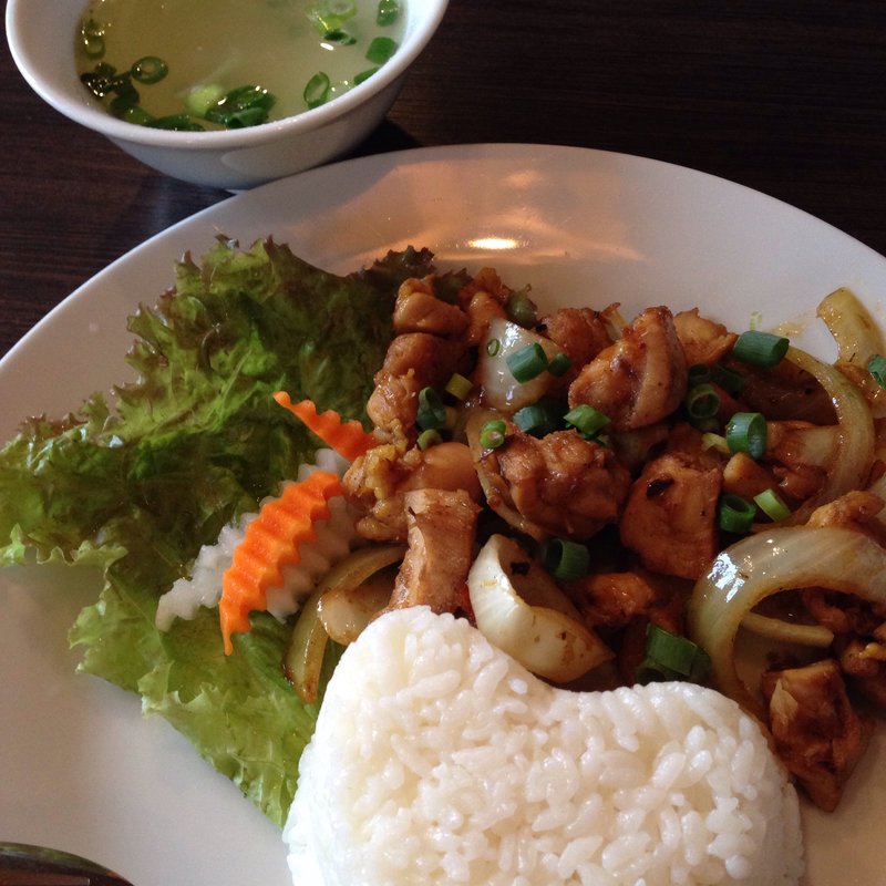 チキンのレモングラス炒めランチ(モティティ)