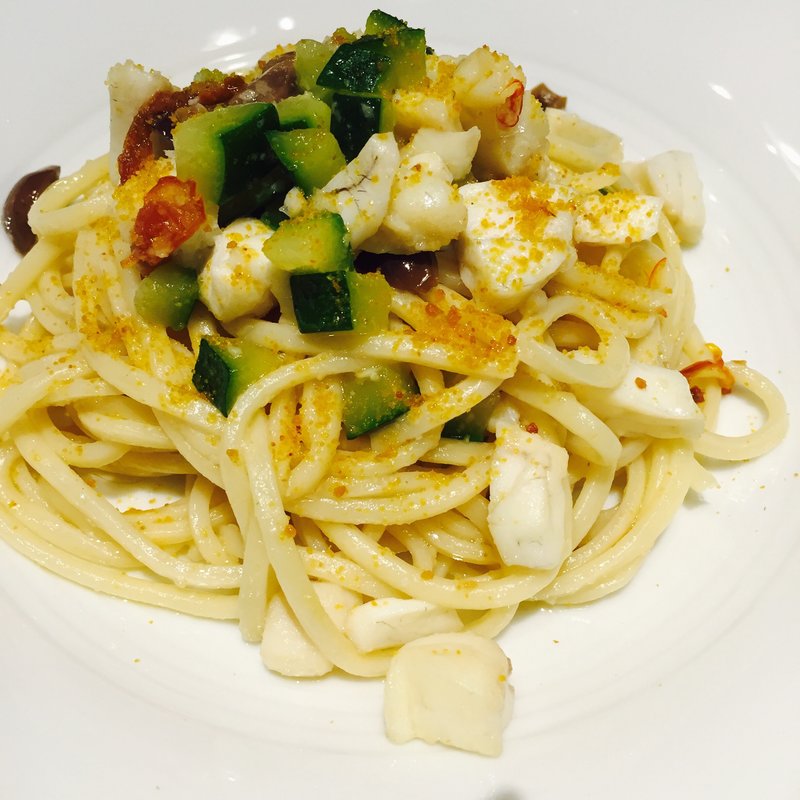 白身魚とブラックオリーブとトマトセッキのパスタ(ヴェンティクワットロ （Venti quattro）)