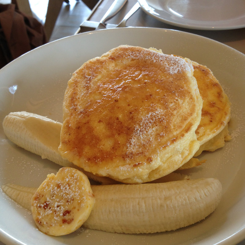 リコッタパンケーキ w/フレッシュバナナ、ハニーコームバター(bills)