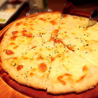4種のチーズの贅沢ピザ(リビング バー 新宿店 （LIVING：BAR）)