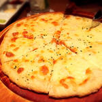 4種のチーズの贅沢ピザ(リビング バー 新宿店 （LIVING：BAR）)