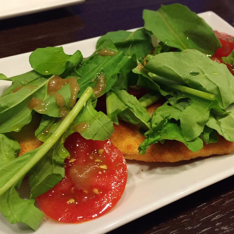 カジキのカツレツとルッコラとフレッシュトマトのサラダ(Gavino(ガヴィーノ))