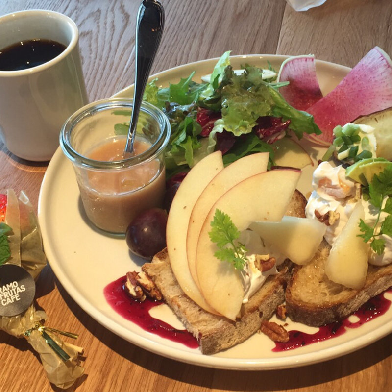 アボカドとバナナ、季節のフルーツのタルティーヌプレート(RAMO FRUTAS CAFE)