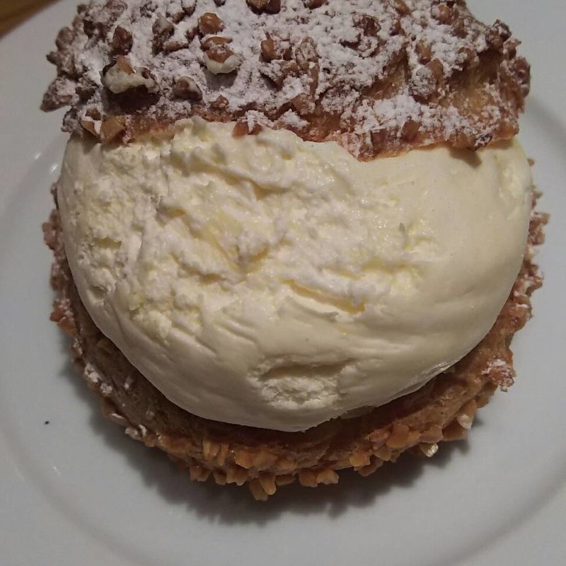 ビニエ　イタリア風シュークリーム(アンティコカフェ アルアビス)