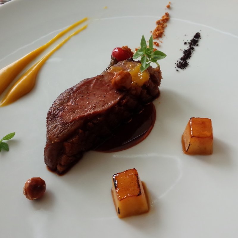 鴨胸肉のロースト　カフェとアニスのソース　マンゴーのコンポジション(グランファミーユ・シェ松尾 成城コルティ店)