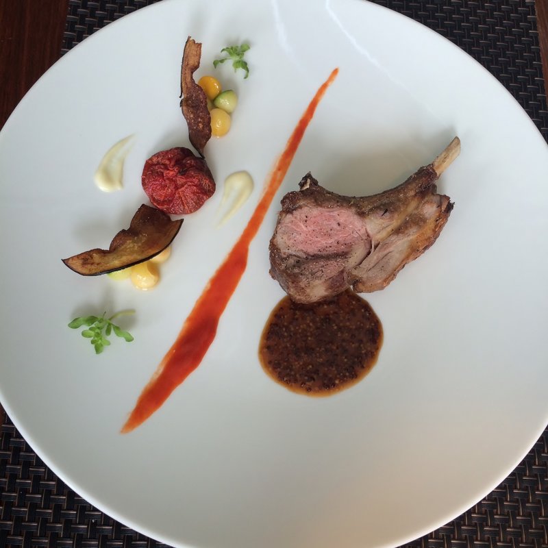 仔羊のローストとラタトゥイユの再構成(グランファミーユ・シェ松尾 成城コルティ店)