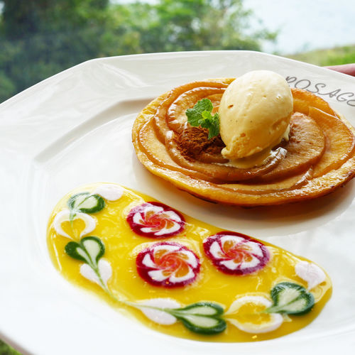 ロザージュ伝統のあつあつりんごパイ ～バニラアイス添え～(サロン・ド