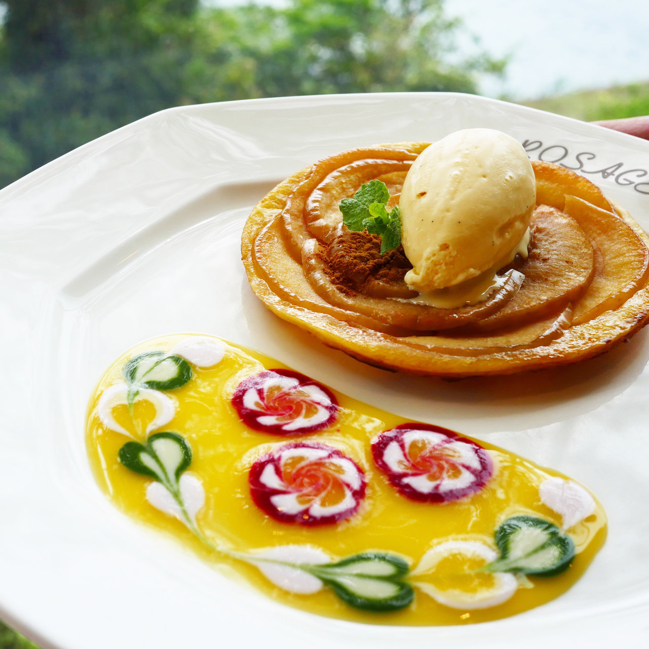 ロザージュ伝統のあつあつりんごパイ ～バニラアイス添え～(サロン・ド