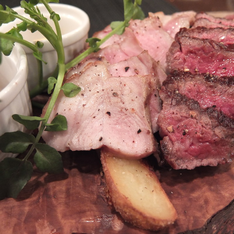 熟成黒毛和牛の鉄板焼き　熟成国産豚肉のグリエ(肉びすとろ おぎの)