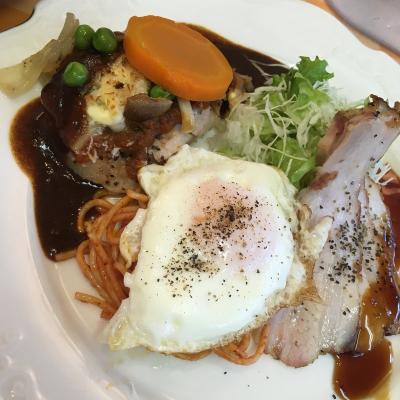 チキンのマヨネーズ焼きとローストポーク目玉付