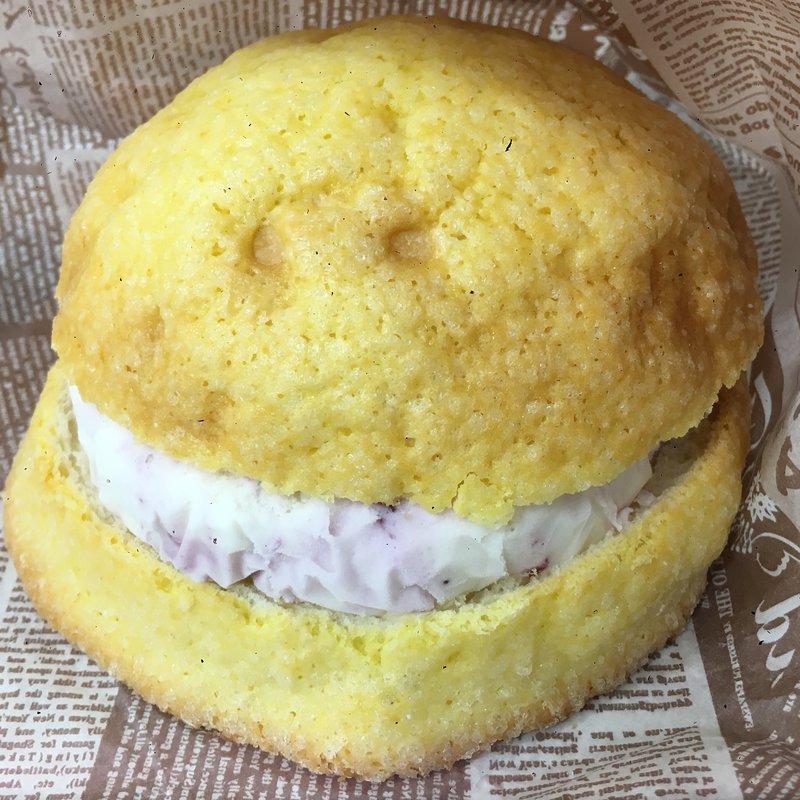 アイスメロンパン ヨーグルト風味ブルーベリー(はぴぱん)