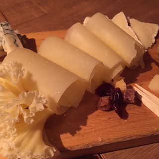 5種類のチーズ盛り合わせ(ワインの酒場。ディプント桜橋店)