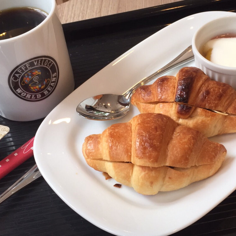 モーニングCセット チョコクロワッサン、フルーツヨーグルト添え(カフェ・ベローチェ 人形町店)