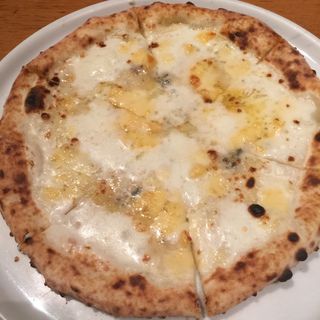 4種のチーズのピッツァ(PIZZA SALVATORE CUOMO 明大前)