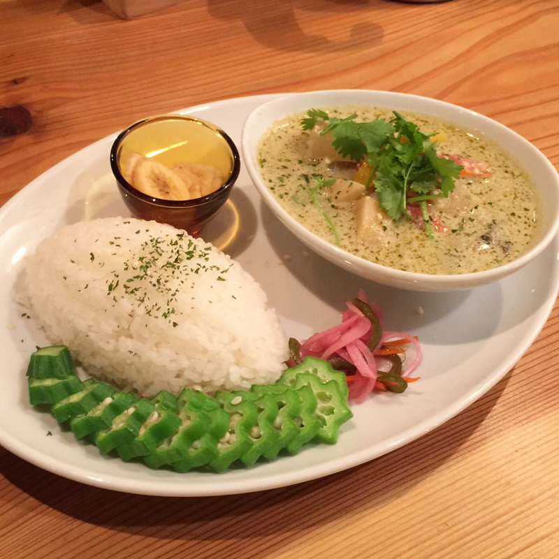 チキンと野菜の豆乳グリーンカレー+八角オクラ(スパイス スエヒロ)