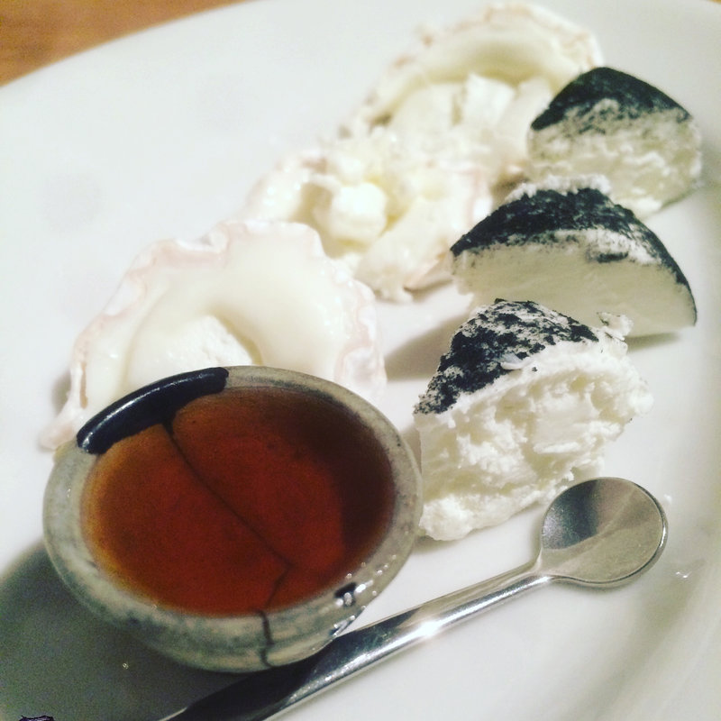 山羊のチーズ 栗のハチミツ添え(ともすけ)