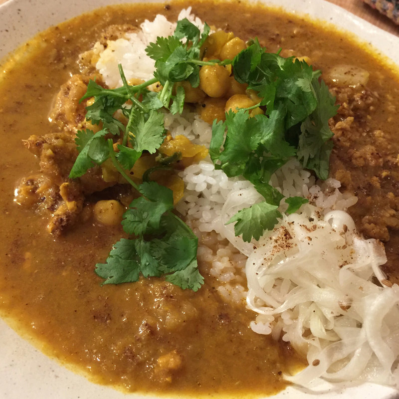 チキンカレーとキーマカレーのあいがけ(curry phakchi(パクチー))