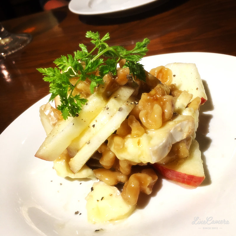りんごとナッツとハチミツとカマンベール(肉×牡蠣×ワイン北の国バル 大宮店)